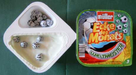 Gr&uuml;ner Joghurt mit Fu&szlig;b&auml;llen