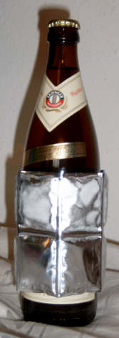 eine Bierflasche mit K&uuml;hlung