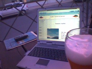 Laptop in der Kneipe